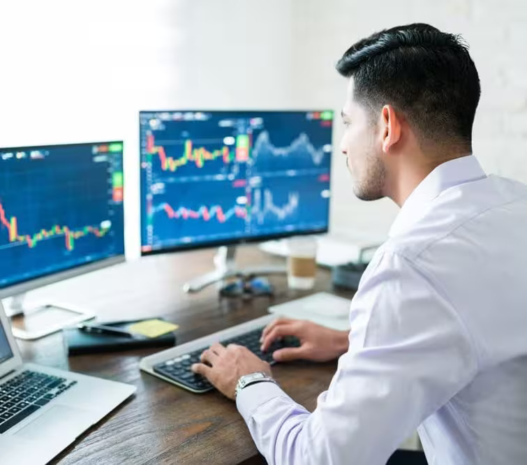 Samarbetande tradingteam som granskar resultatdiagram